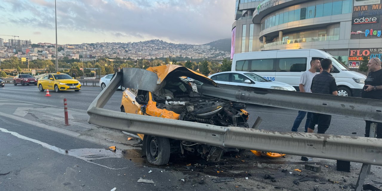 İstanbul- Kartal D-100 Karayolu'nda Taksi Bariyere Saplandı