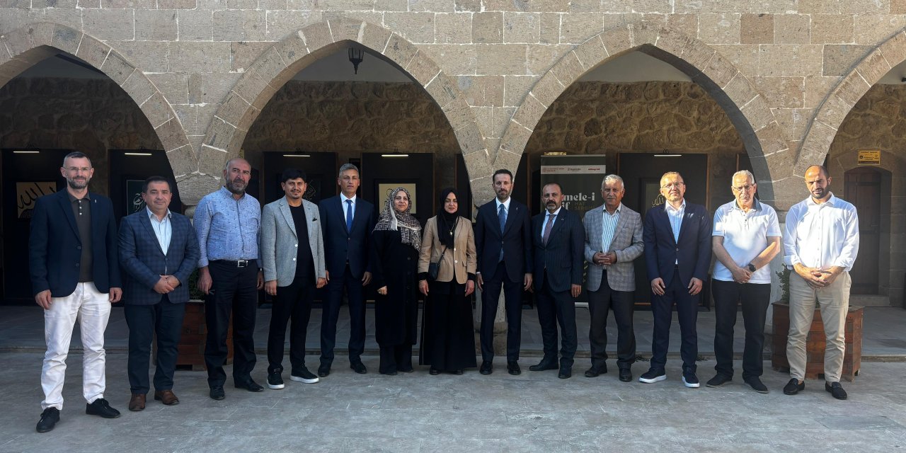 ‘Besmele-i Şerif’ Temalı Hat Sergisi, Kültür Yolu Festivali Kapsamında Van'da Açıldı