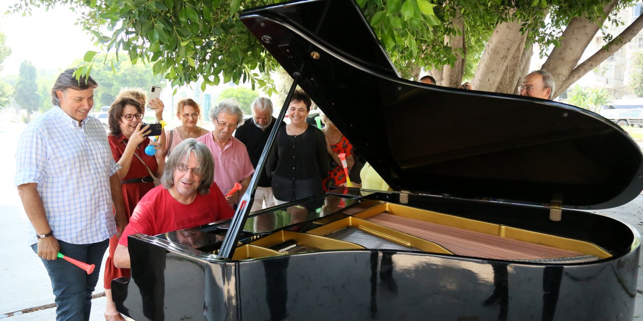 Barış İçin Karavanında 2 Piyanoyla Geziyor