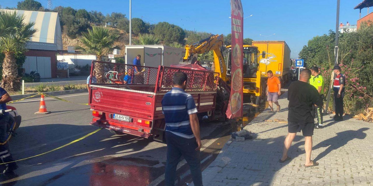 Çanakkale'de Kamyonet, Tır'a Arkadan Çarptı: 2 Ölü