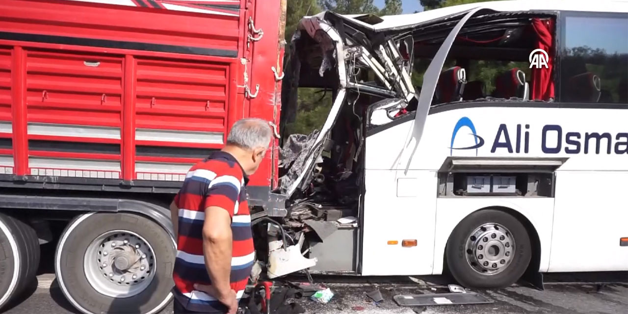 Giresun yolcu otobüsü tırla çarpıştı, 2 kişi öldü, 12 kişi yaralandı