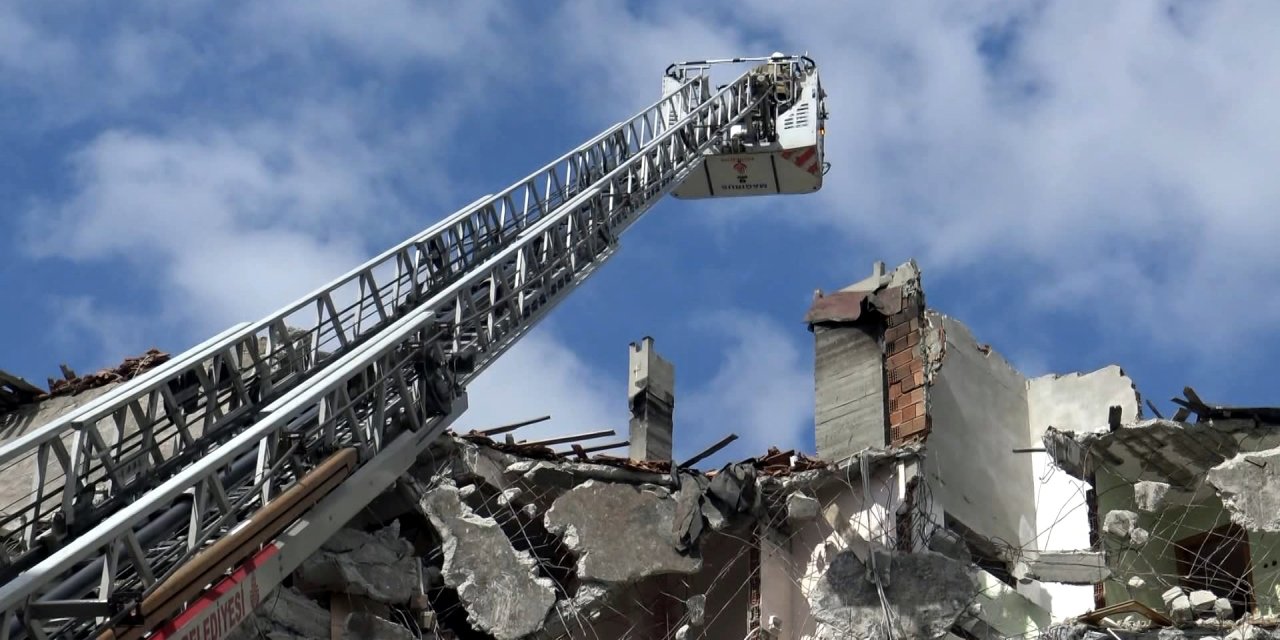 İstanbul - Avcılar'da Binanın Yıkımı, Çatıdaki Yavru Martı İçin Durduruldu