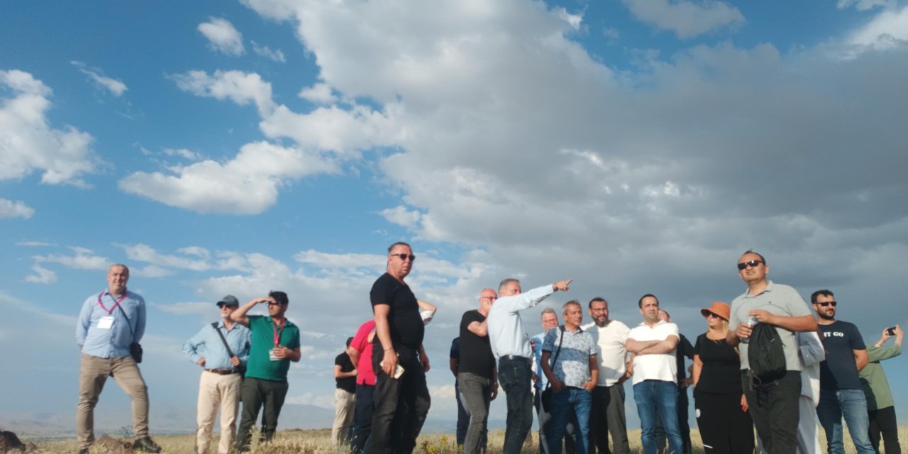 Akademisyenler, Malazgirt Savaş Alanının Tespiti, Tarihi Ve Arkeolojik Yüzey Araştırma' Projesi Kazı Alanında
