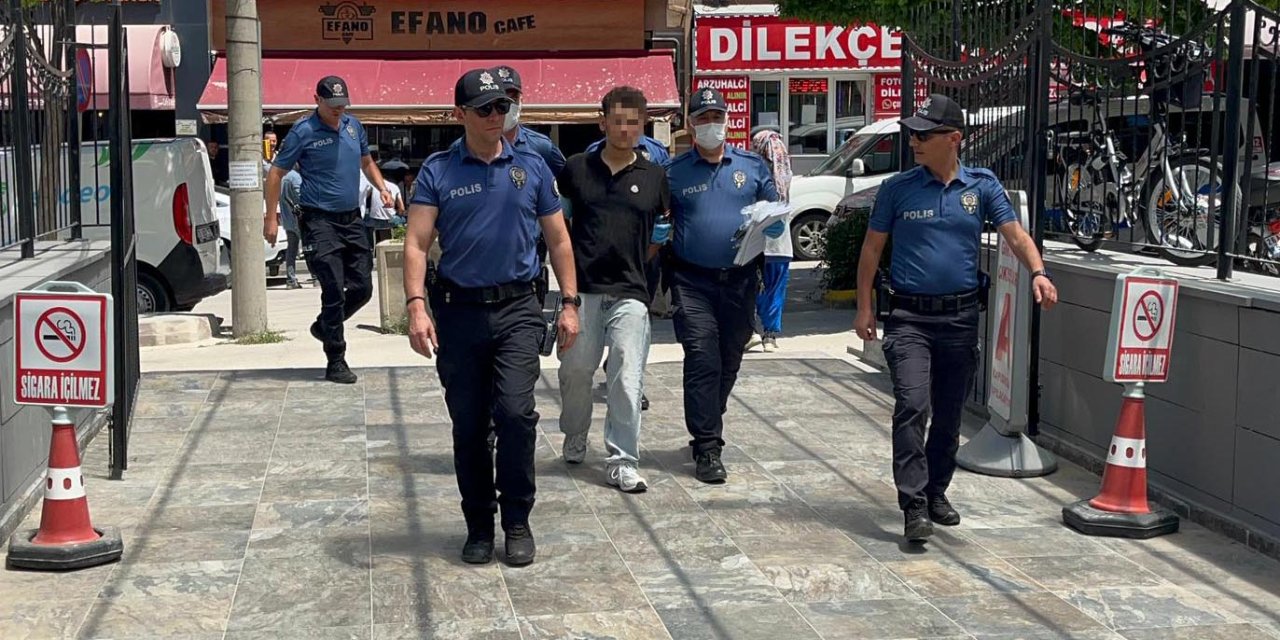 Sürücüleri Bıçakla Korkutup, 2 Aracı Gasbeden Şüpheli Adliyede