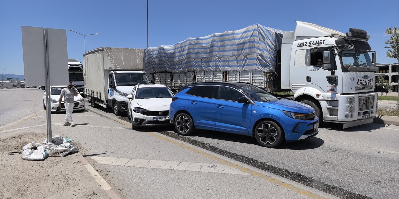 Bursa Tır, Kamyonet Ve 2 Cipin Karıştığı Kazada 2 Sürücü Yaralandı