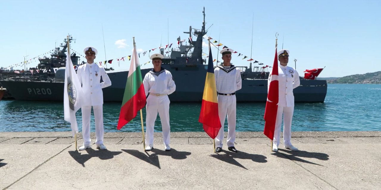 İstanbul- Türkiye, Bulgaristan Ve Romanya Mayın İmha Gemileri İstanbul Boğazı'nda