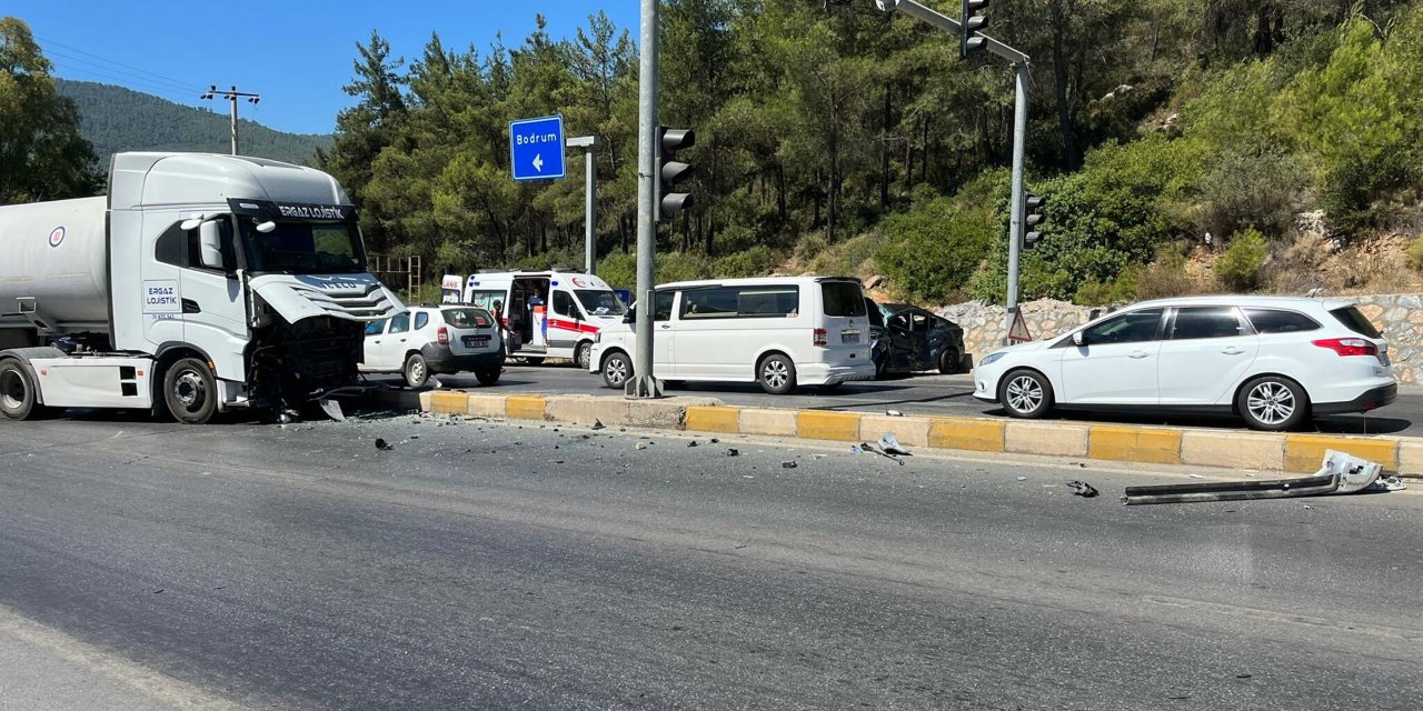 Bodrum’da Kavşakta Işık İhlali Yapan Tır, Otomobile Çarptı; 1 Ölü, 1 Yaralı