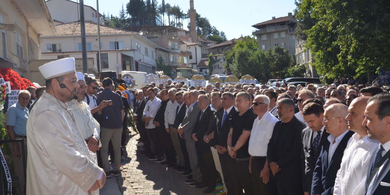 İsmail Küçükkaya'nın Annesi Son Yolculuğuna Uğurlandı