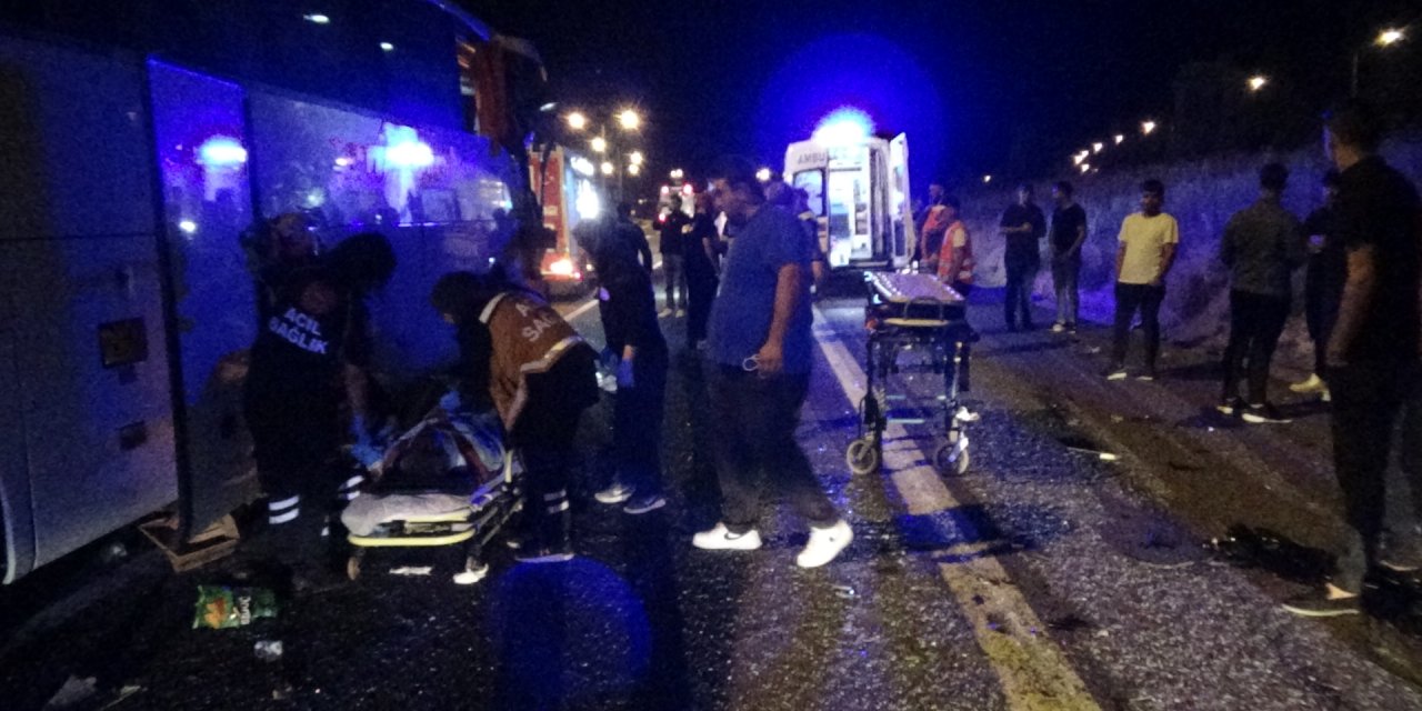 Anadolu Otoyolunda İki Yolcu Otobüsü Çarpıştı; 15 Yaralı(Ek Görüntü)