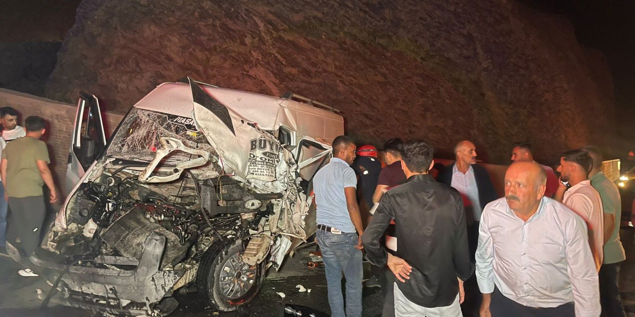 Hakkari'de Tır İle Minibüs Kafa Kafaya Çarpıştı: 4 Yaralı