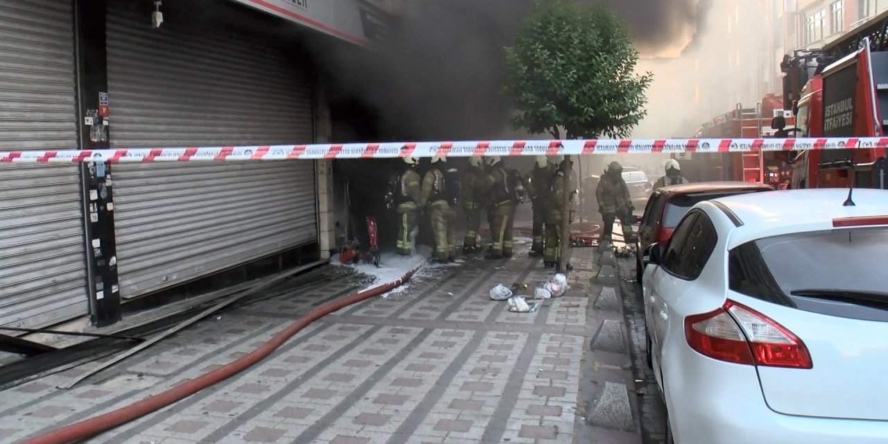 İstanbul-zeytinburnu'nda Çıkan Yangında Vatandaşlar İtfaiye Ekiplerine Ayran Ve Su İkram Etti