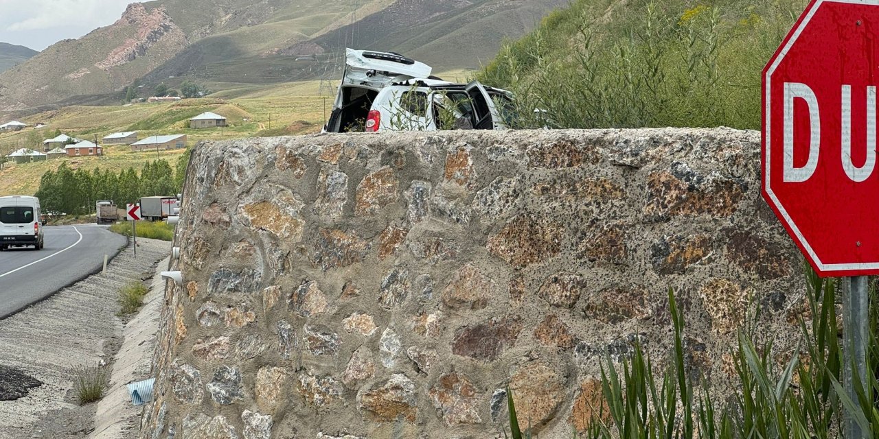 Kara Yolundaki Çukura Giren Otomobil, İstinat Duvarını Aştı: 3 Ağır Yaralı