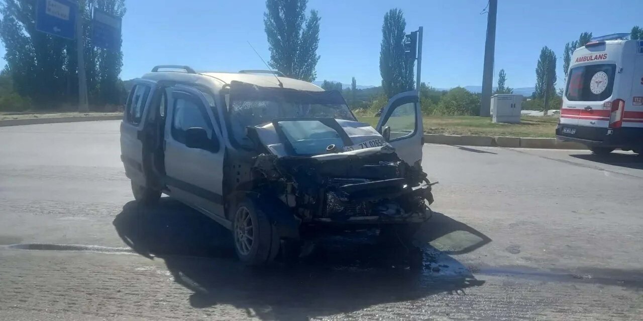 Kütahya'da otomobil tankere çarptı; 2 ölü, 1 yaralı