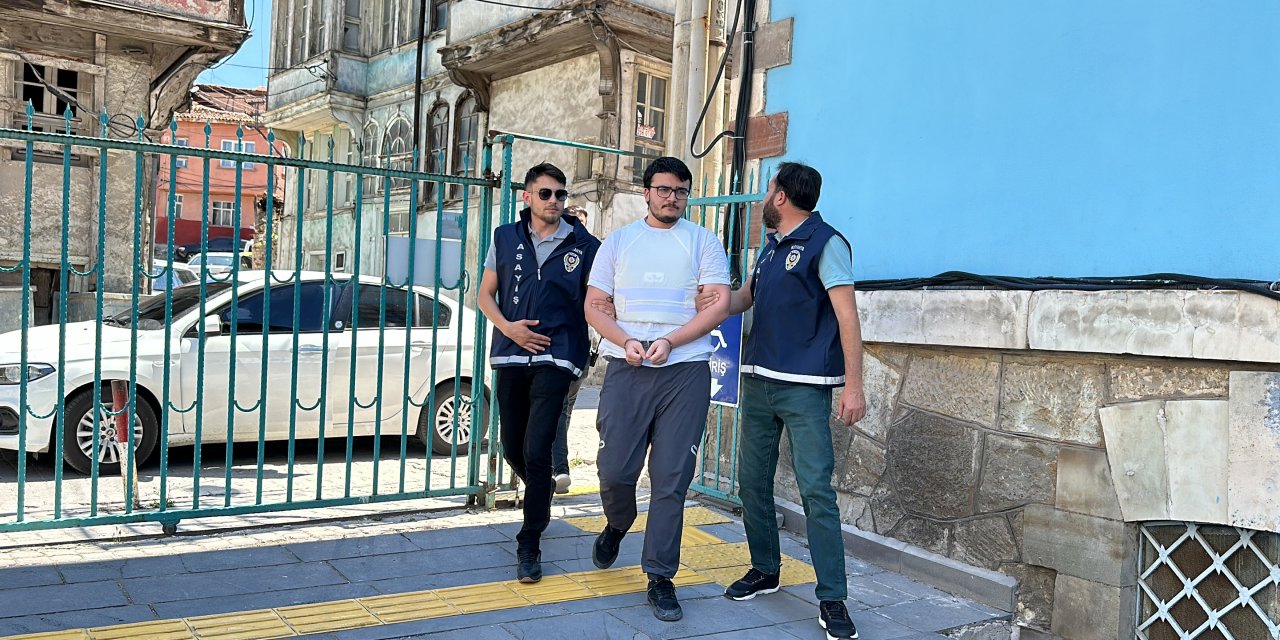 Kütahya’da Annesi Ve Üvey Babasını Öldüren Zanlı Tutuklandı