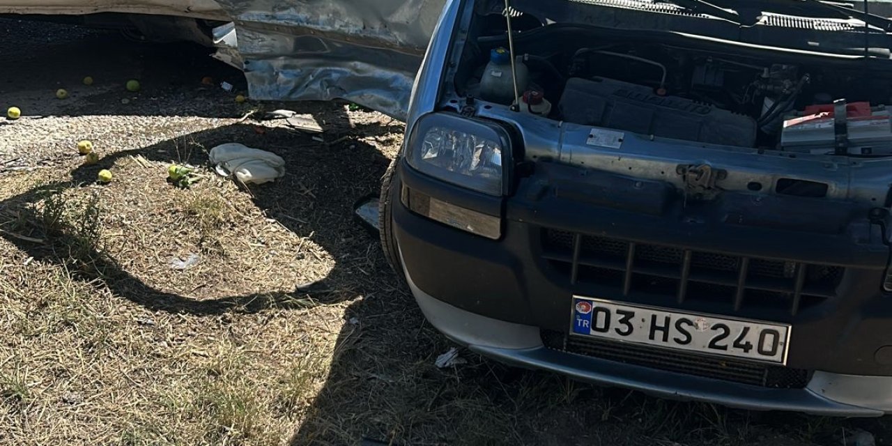 Afyonkarahisar'da Hafif Ticari Araç İle Otomobil Kafa Kafaya Çarpıştı: 2 Ölü, 1 Yaralı