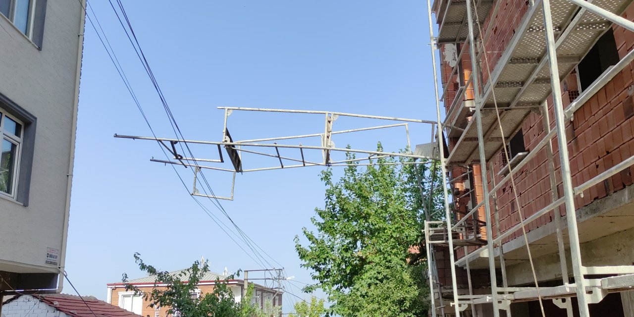 Bursa'da İnşaat İskelesi Devrildi; Sıva Ustası Son Anda Kurtuldu