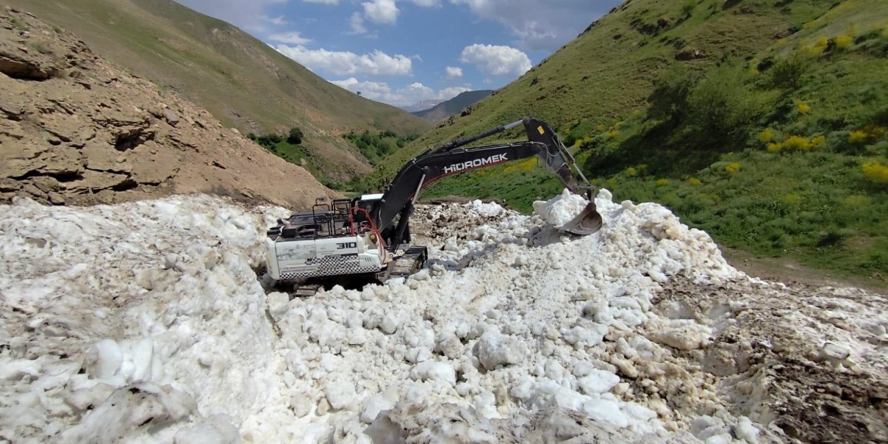 Van Bahçesaray'da Yayla Yolunda Karla Mücadele