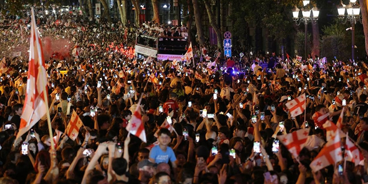 EURO 2024'e veda eden Gürcistan'a destek için Tiflis'te on binlerce kişi sokağa çıktı