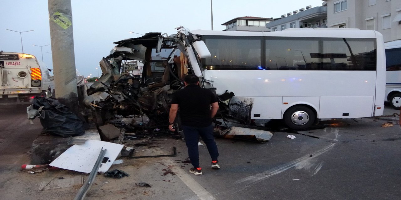 Tur midibüsü bariyere çarptı: 1 ölü, 20 yaralı