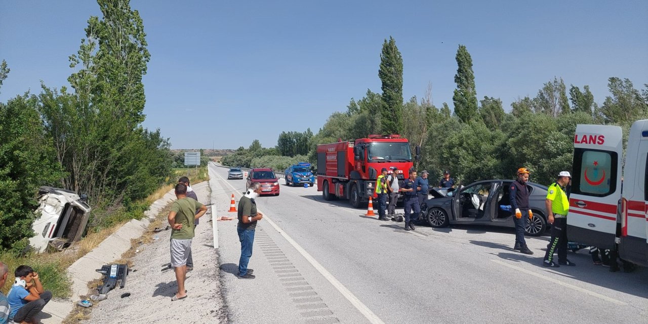 Sivas 'ta Kamyonetle Otomobil Çarpıştı: 1 Ölü, 5 Yaralı