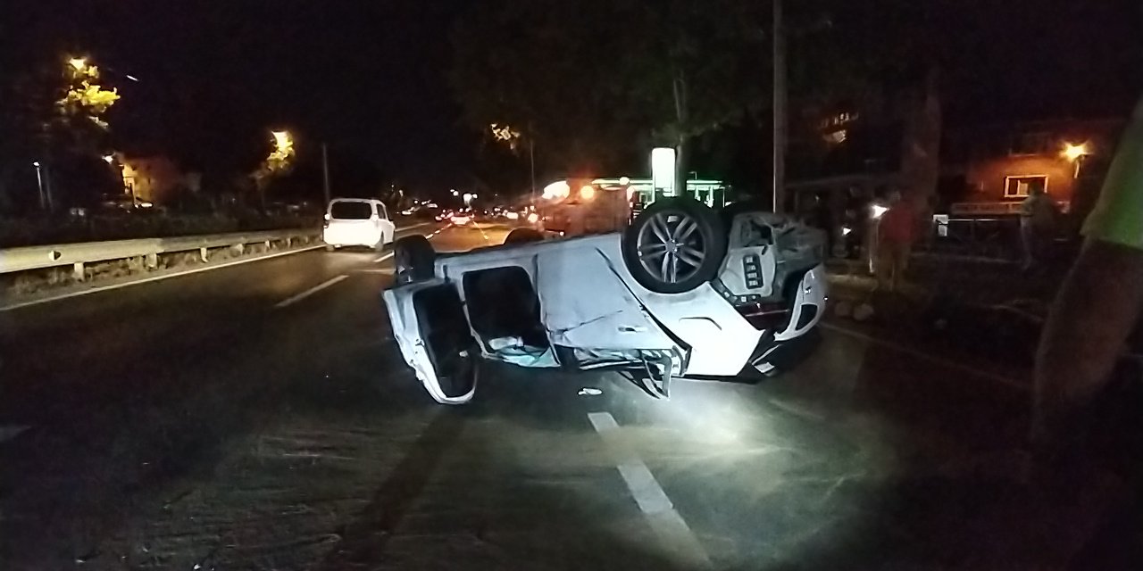 Ticari Taksiye Çarpan Otomobil Takla Attı: 3 Yaralı