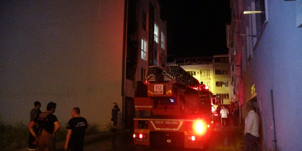 Bursa'da 4 Katlı Binada Çıkan Yangında 7 Kişi Dumandan Etkilendi