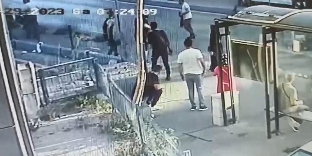 Bayrampaşa’da Polis Bıçaklı Saldırganı Bacağından Vurarak Etkisiz Hale Getirdi