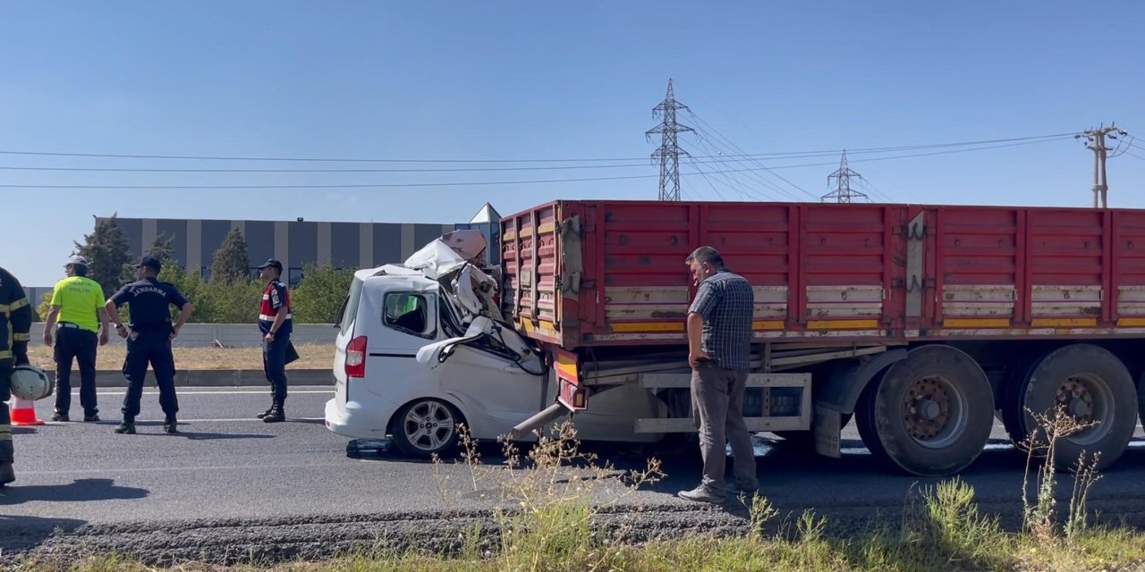 Hafif Ticari Araç Tır'a Çarptı; 1 Ölü, 1 Yaralı