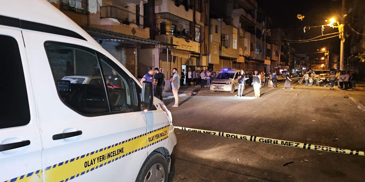 Adana Çatışmanın Ortasında Kalıp Vurularak Öldü, Balkonda Oturan Kadın Da Elinden Yaralandı