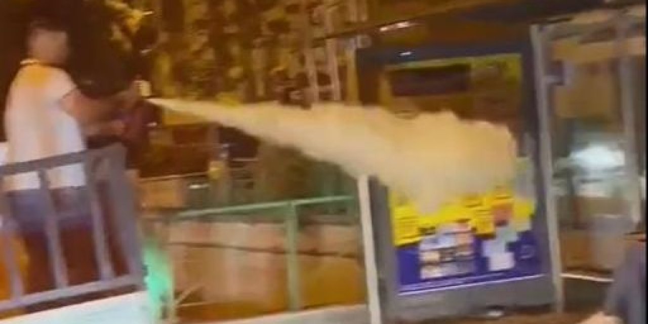 Durakta Bekleyen Trans Bireye Yangın Söndürme Tüpüyle Gaz Sıktılar