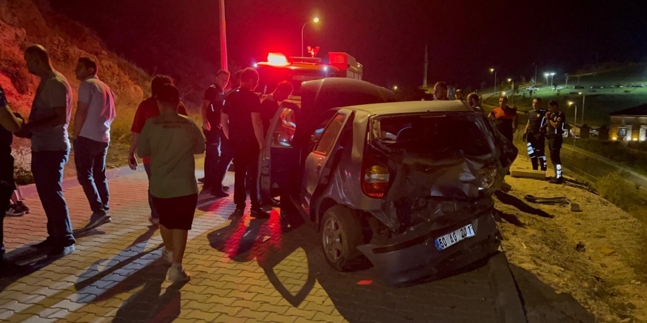 Eski Sevgilisinin Park Halindeki Otomobiline Kamyonetle Çarpıp, Yaya Olarak Kaçtı