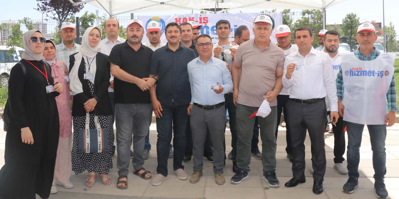 Belediyede Temizlik İşlerine Verilen 40 Öğretmen Ve İşten Çıkarılan İşçilerden Eylem