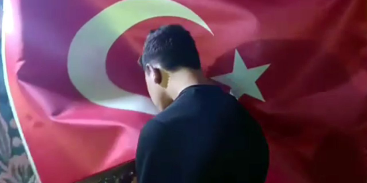 Türk Bayrağına Saldıran Şüpheli, Bayrağı Öpüp Özür Diledi