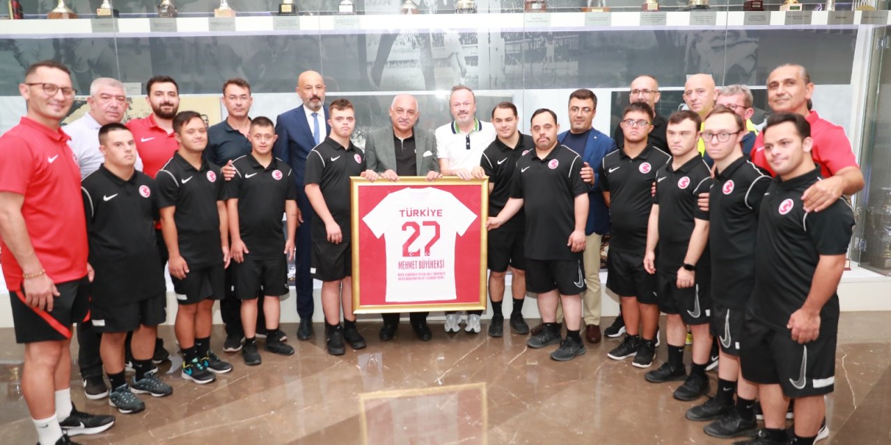 Tff Başkanı Büyükekşi, Down Sendromlu Futsal Milli Takımı İle Buluştu