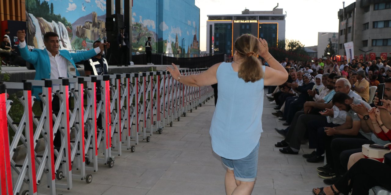 Sanatçı Aydın Aydın, Konserine Gelen İranlı Turistleri Coşturdu