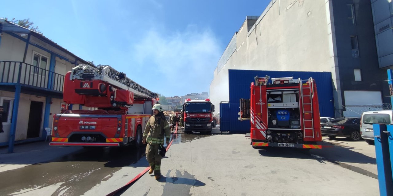 Küçükçekmece’de Atık Kağıt Geri Dönüşüm Tesisinde Yangın