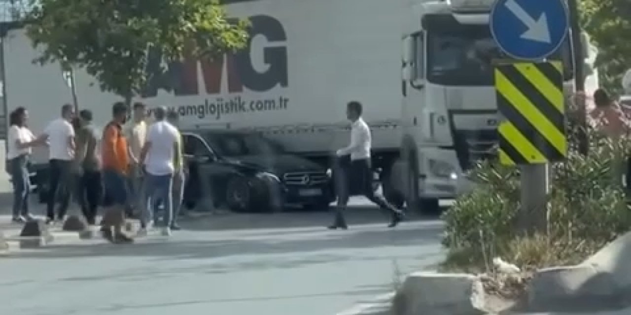 İstanbul- Sancaktepe’de Tır Şoförüyle Otomobil Sürücüsü Tartıştı; Sürücü Tır'ın Camını Kırdı