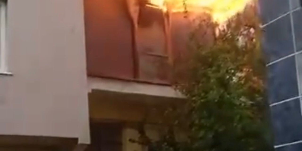 Bursa'da 3 Katlı Binada Yangın Çıktı; Mahsur Kalan 2 Kişiyi Vatandaşlar Kurtardı