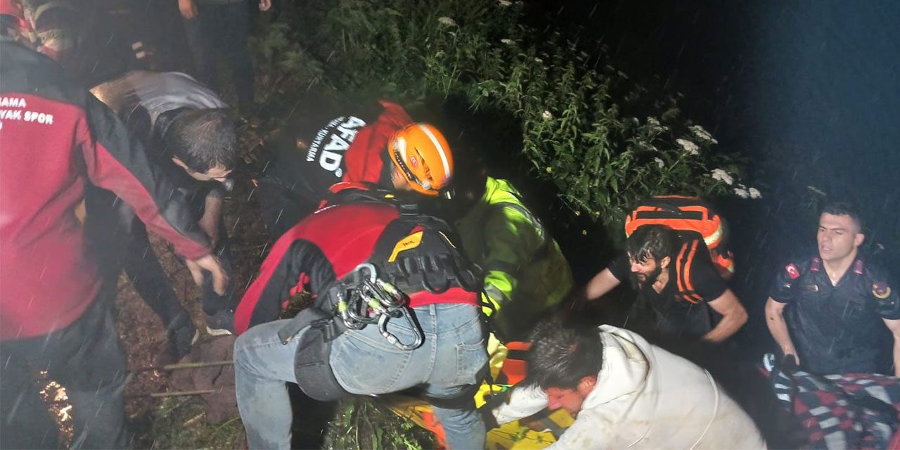 Rize’de Otomobil Dereye Yuvarlandı: 2 Yaralı