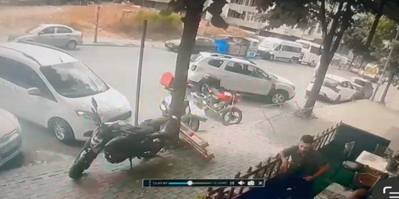 Esenyurt'ta Yolun Karşısına Geçmeye Çalışan Çocuğa Otomobil Çarptı