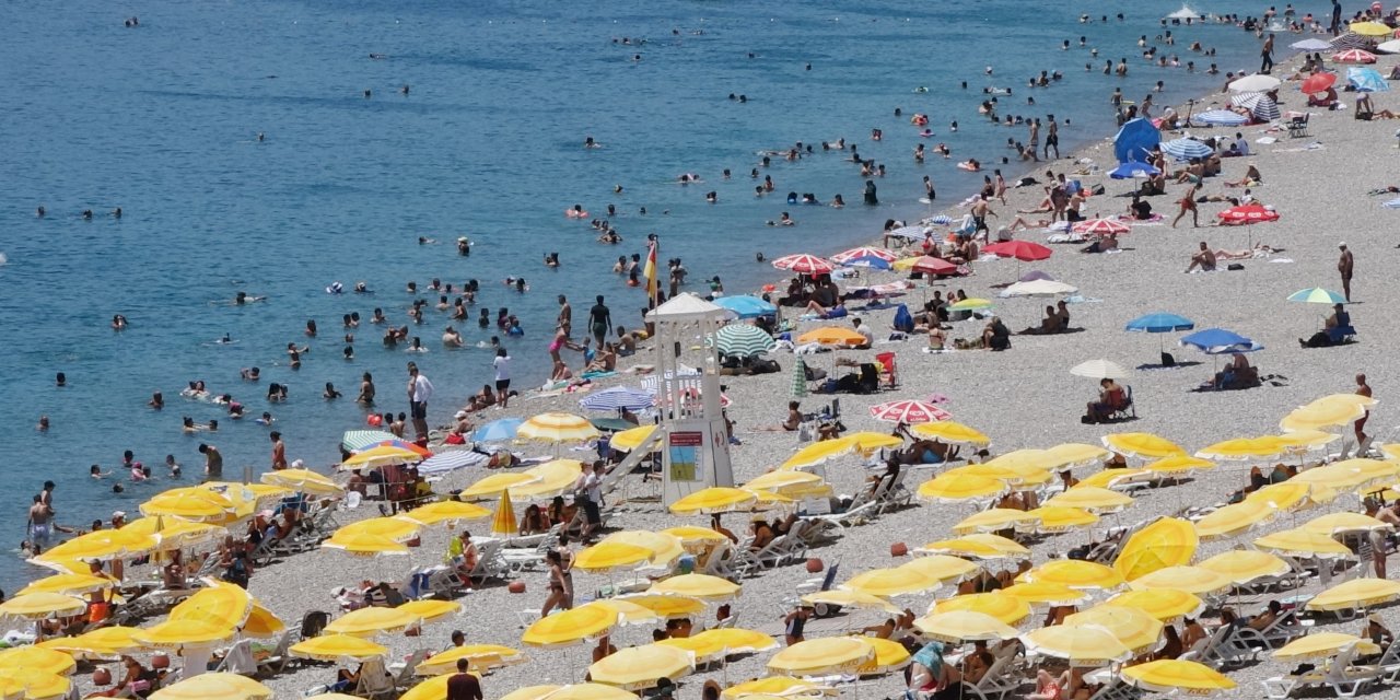 Antalya Sıcaklık 41 Dereceyi Buldu, Konyaaltı Sahili Doldu