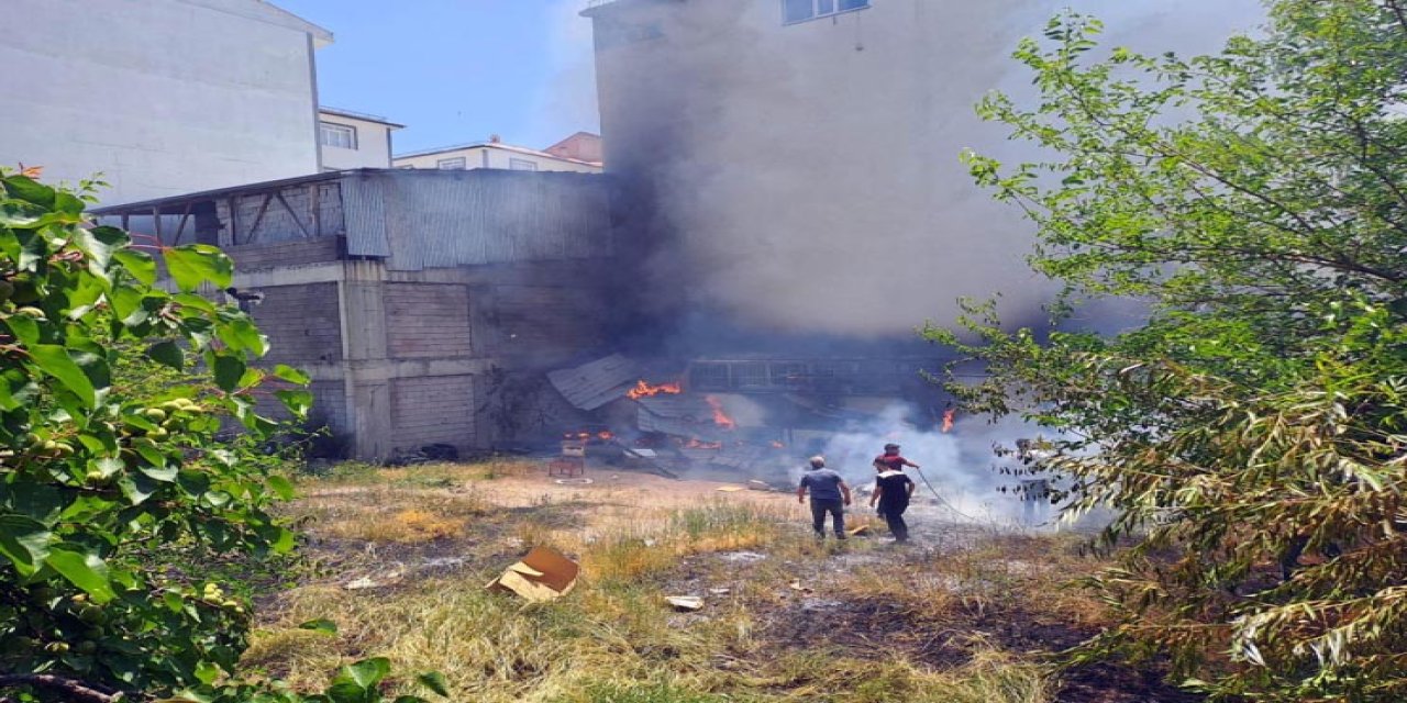 Van'da 5 Katlı Mağazada Yangın