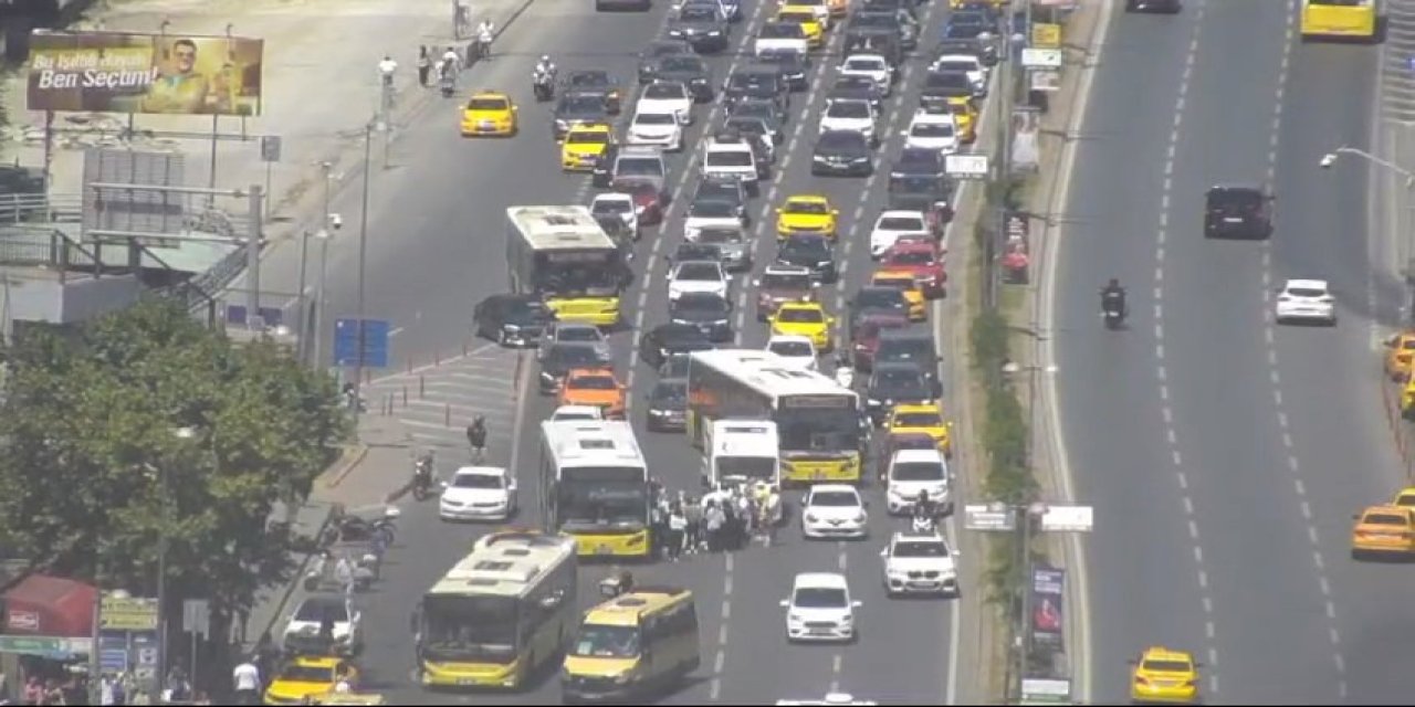 İstanbul-şişli'de Sara Nöbeti Geçiren Motosiklet Artçısı, İett Otobüsünün Önüne Düştü