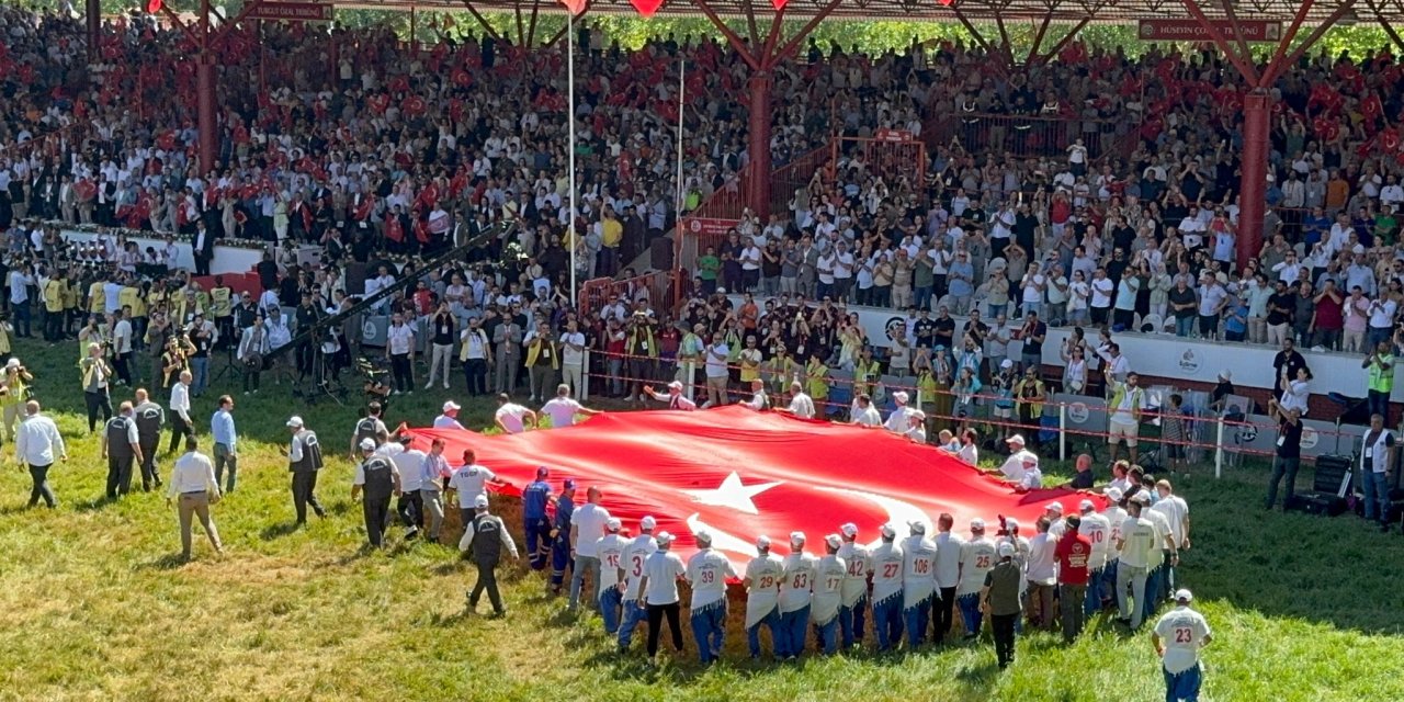 Kırkpınar Güreşleri'nin Yapıldığı Sarayiçi Er Meydanı'nda Dev Türk Bayrağı Açıldı