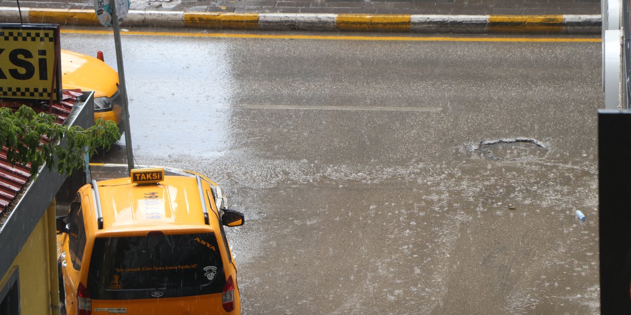 Van'da Sağanak; Yollarda Su Birikintileri Oluştu