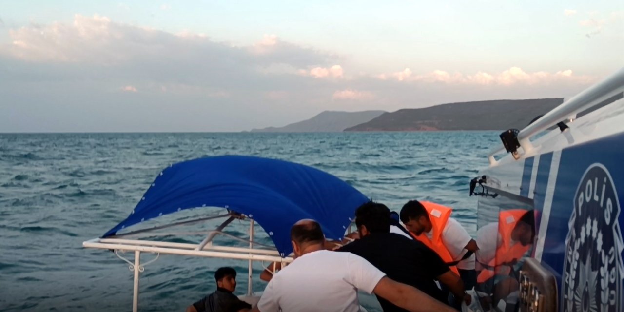 Van Gölü’nde Deniz Bisikletiyle Açığa Sürüklenen 10 Kişiyi Deniz Polisi Kurtardı