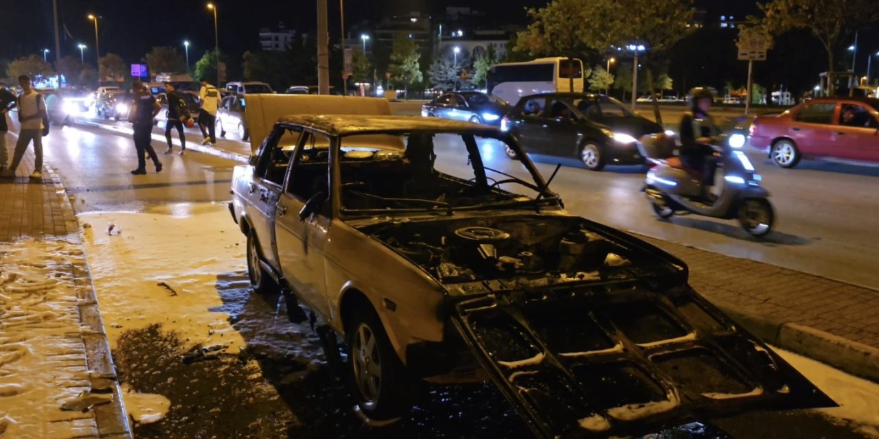 İstanbul-pendik'te Otomobil Alev Alev Yandı