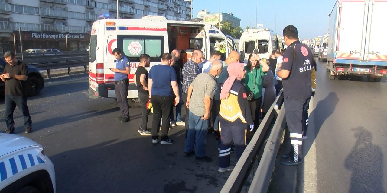 İstanbul - Küçükçekmece'de Yol Tartışması Zincirleme Kazayı Getirdi: 13 Yaralı