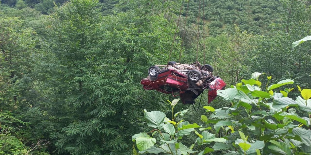 Trabzon'da dereye yuvarlanan otomobilin sürücüsü öldü