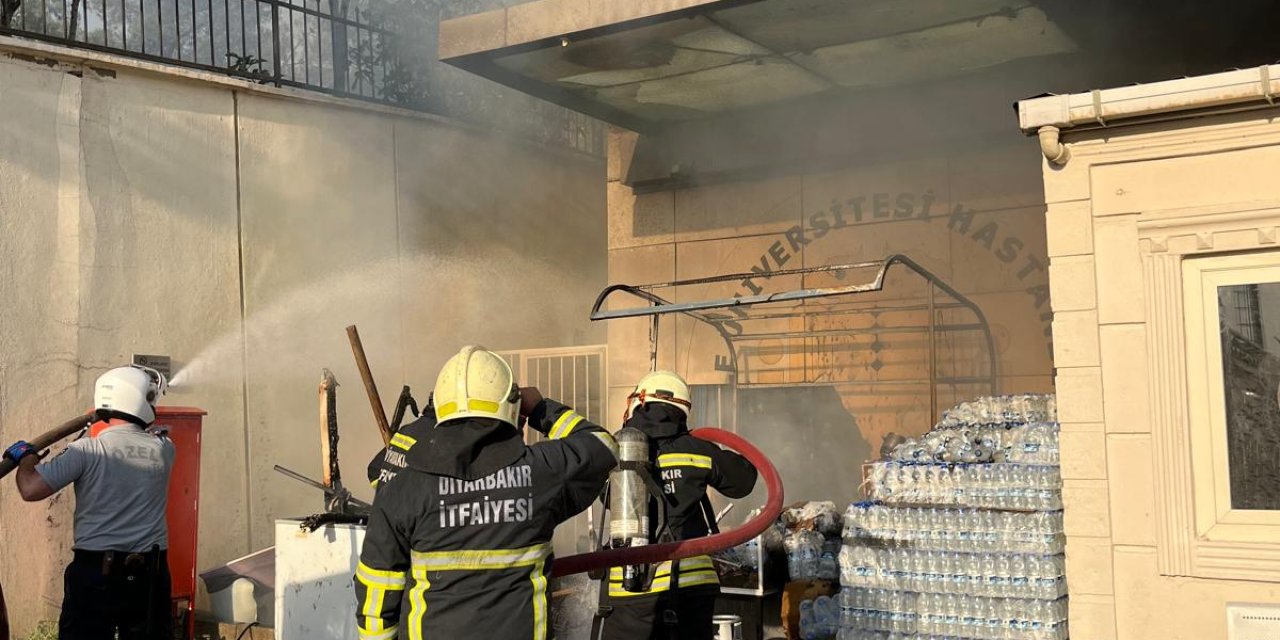 Diyarbakır’da Hastanenin Acil Polikliniği Girişindeki Kantinde Yangın